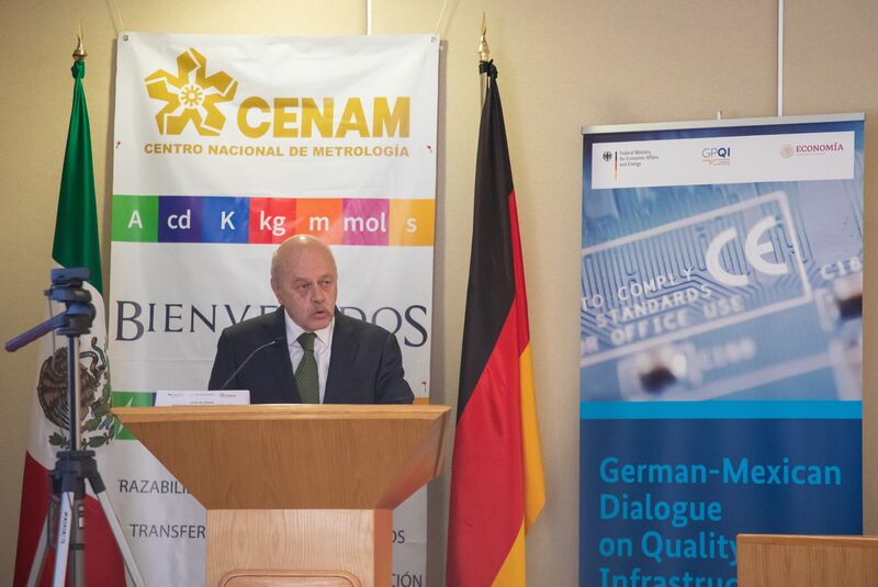 Dr Víctor Lizardi, Director General CENAM at the metrology workshop